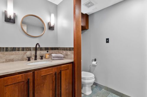 4101 Lk Dr, Milwaukee WI 53211-1720 exterior