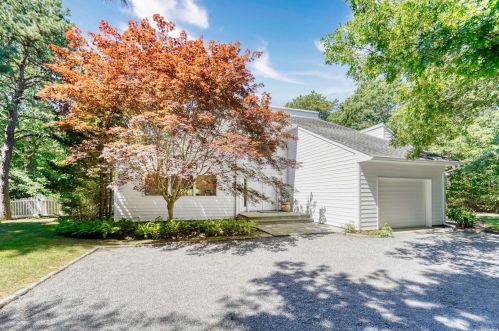 2 Rosebud Ln, East Quogue, NY 11942-3627