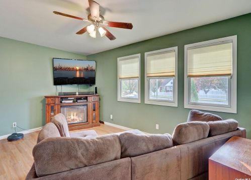 555 Connetquot Ave, Islip Terrace NY  11752-2503 exterior