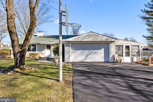 41 Lakeview Dr, Southampton, PA 18966-2053