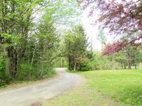 132 Turnbull Rd, New Hartford CT  06057-4136 exterior