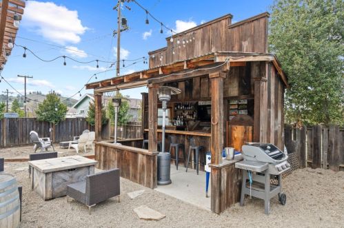 3130 Airline Hwy, Hollister CA  95023-9725 exterior