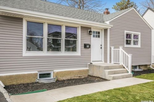 22 Devon Rd, Bethpage, NY 11714-1107