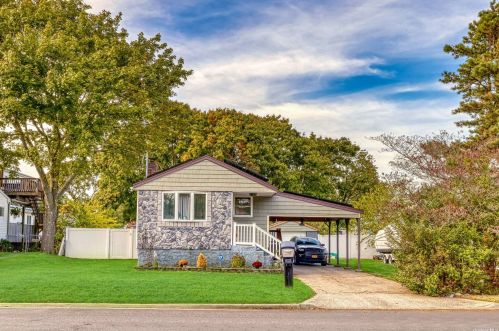 730 10th St, Babylon, NY 11704-3527