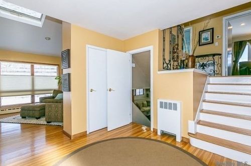 59 Tanners Rd, Great Neck, NY 11020-1628
