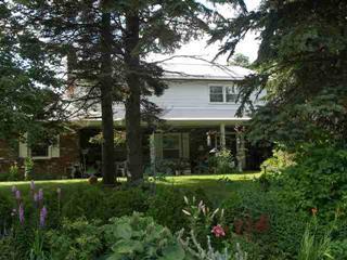 4 Green Meadows Ln, Albany, NY 12211-1906