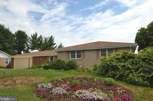 922 Willcliff Dr, Navy Sup Dpt, PA 17050-2154