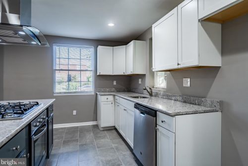 156 Riverview Dr, New Castle DE  19720-2732 exterior