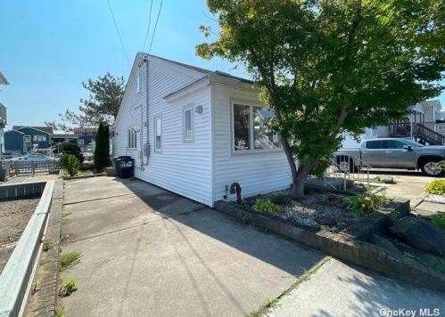 3668 Naomi St, Seaford, NY 11783-3407