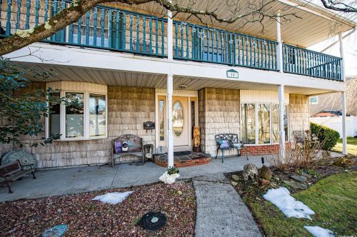15 Celano Ln, West Islip, NY 11795-5105
