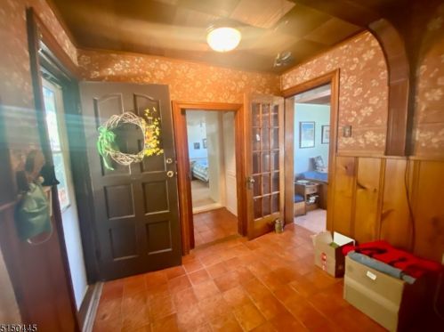 40 Garden Ave, West Paterson, NJ 07424-3325