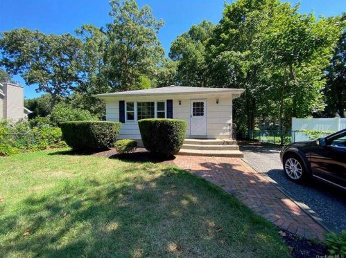 111 Parkside Ave, Miller Place, NY 11764-3121
