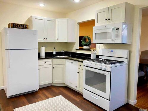 1517 Montauk Pl, Oakdale, NY 11769-1117