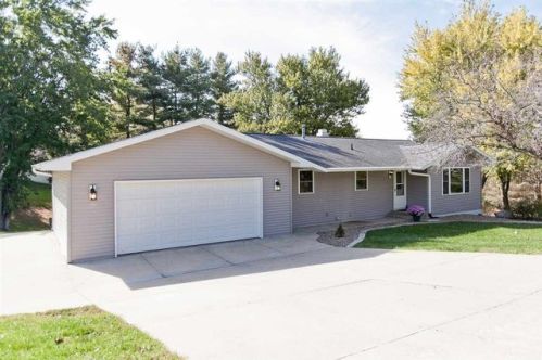 2918 Cedar Dr, Twin View Heights, IA 52333-9326