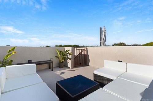 725 Oak Ave, Carlsbad CA  92008-3013 exterior