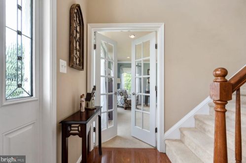 1546 Kingstream Cir, Herndon, VA 20170-2700