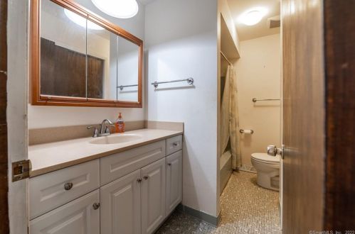 15 Independence Ln, North Haven CT  06473-1517 exterior