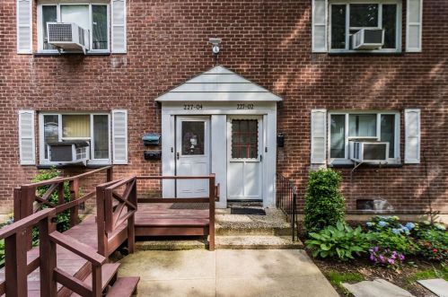 227-02 Stronghurst Ave, Jamaica, NY 11427-2139