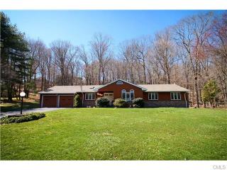 43 Red Barn Rd, Bridgeport, CT 06611-1060