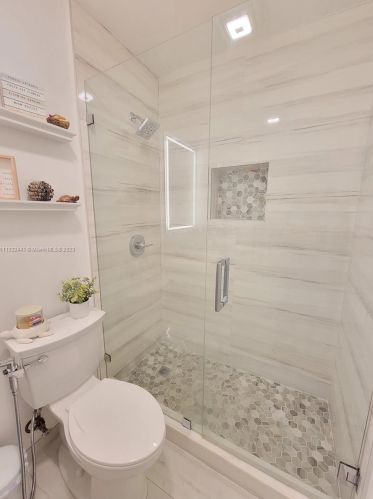 17 Suffolk Ave, Hialeah FL  33010-5035 exterior