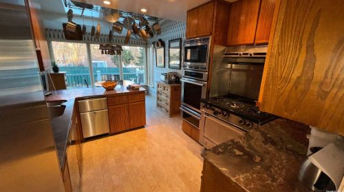 850 Sharon Ln, Westbury NY  11590-1422 exterior