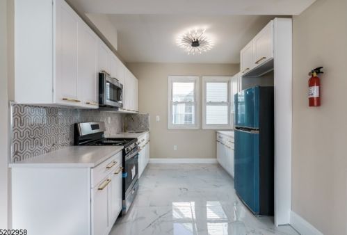 195 Vermont Ave, Irvington, NJ 07111-2707