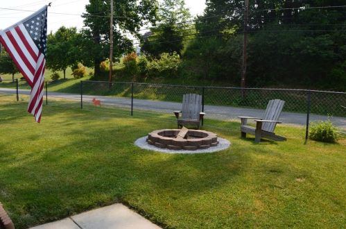 4065 Greenwood Rd, New Kensington, PA 15068-6731