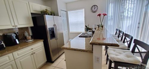 902 143 Ter, Hollywood FL  33027-6151 exterior