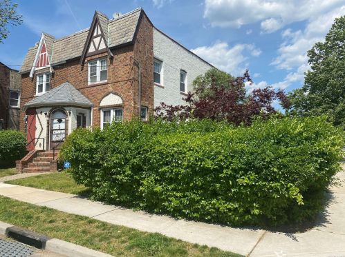 9533 242nd St, Floral Park, NY 11001-3906