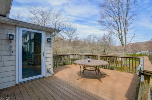 15 Stonybrook Trl, Kinnelon, NJ 07405-2883