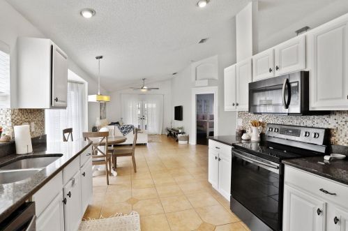 111 Prince Pl, Sanford, FL 32771-7770