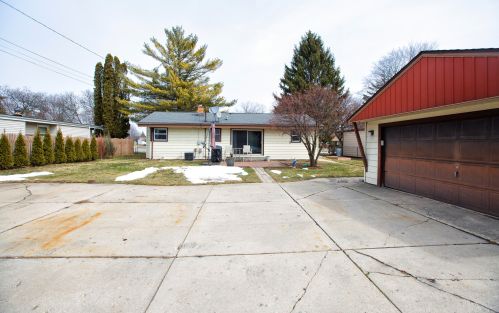 5581 Honey Creek Dr, Milwaukee WI  53221-4062 exterior