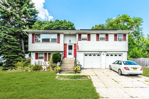 23 Patrician St, Holbrook, NY 11741-4715