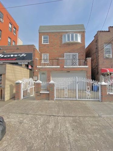 2568 Bronxwood Ave, Bronx, NY 10469-4204