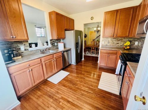 5 Cornwall Ln, Middletown NY  10940-5077 exterior