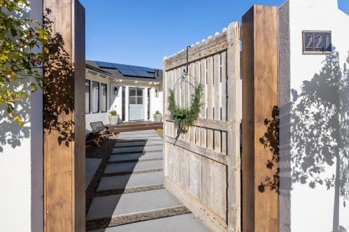 221 Martinique Ave, Tiburon CA  94920-1044 exterior