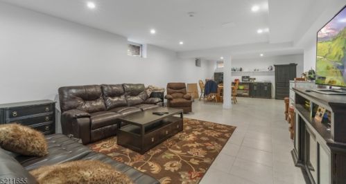 79 Pinewood Dr, Skyline Lakes NJ  07456-1122 exterior