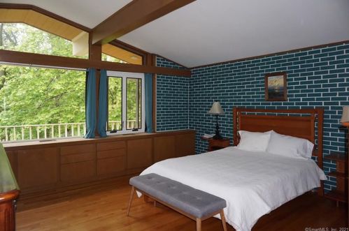 180 Long Hill Rd, Wallingford CT  06492-4934 exterior