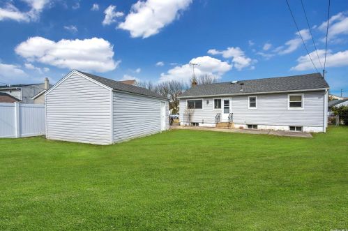 230 Gilling Rd, Seaford NY  11783-1003 exterior