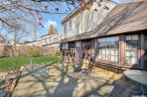 34 Flagstone Ln, Westbury NY  11590-6531 exterior