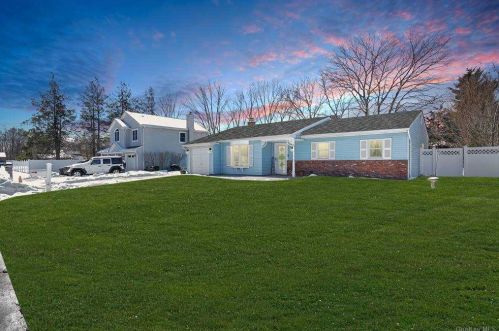 12 Flintridge Dr, Holbrook, NY 11741-2806