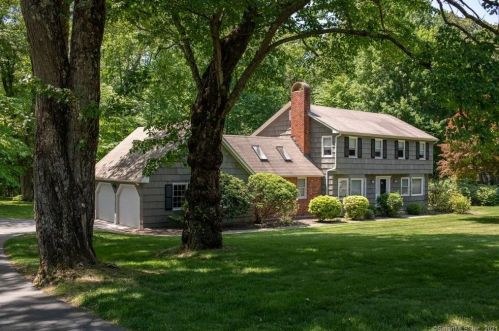18 Inverness Rd, Bridgeport, CT 06611-1716