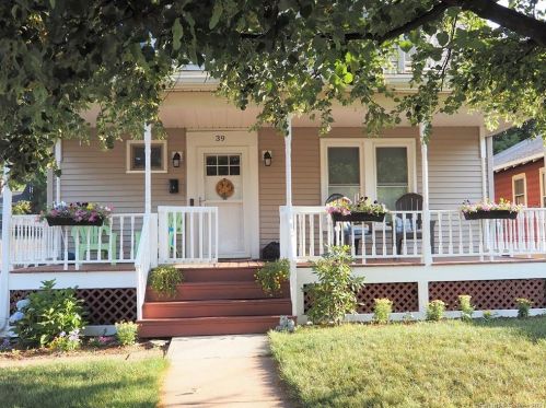 39 Cambridge St, Manchester, CT 06042-3505