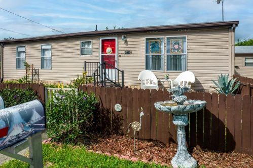 1525 Pleasant St, Tavares, FL 32778-4001