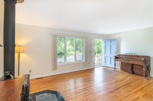 81 Wickham Dr, Warwick NY  10990-2126 exterior