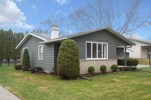 901 Shorewood Blvd, Manitowoc, WI 54220-2943