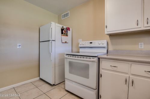 945 Prince Rd, Tucson AZ 85705-3026 exterior