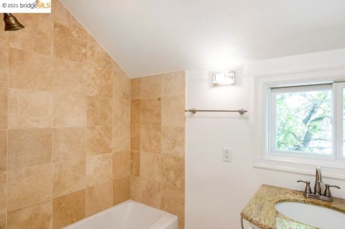 1790 Goss St, Oakland CA 94607-1165 exterior