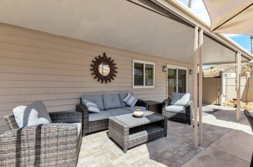 70 Santa Monica St, Palm Springs CA  92264-5257 exterior