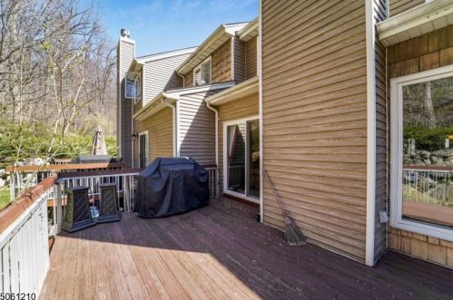 48 Edgefield Dr, Greystone Park NJ  07950-1975 exterior